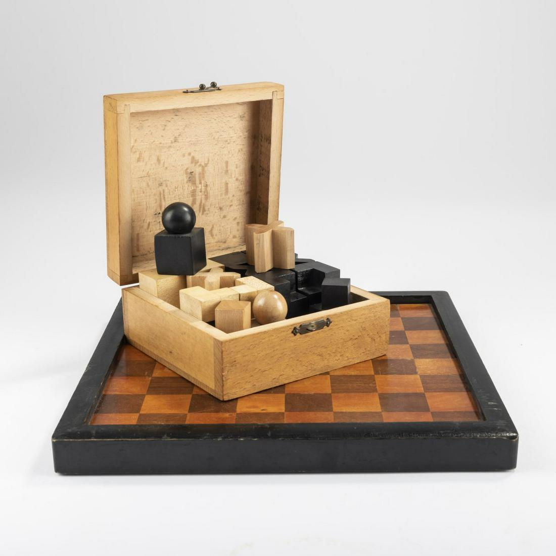 Josef Hartwig, Bauhaus - chess game 'XVI', 1924: Josef Hartwig, Bauhaus - chess game 'XVI', 1924, 32 figures. H. 2-4.5 cm. Made at Bauhaus, Weimar. Maple wood, partially stained dark , The chess set by Josef Hartwig is one of the most successful pro