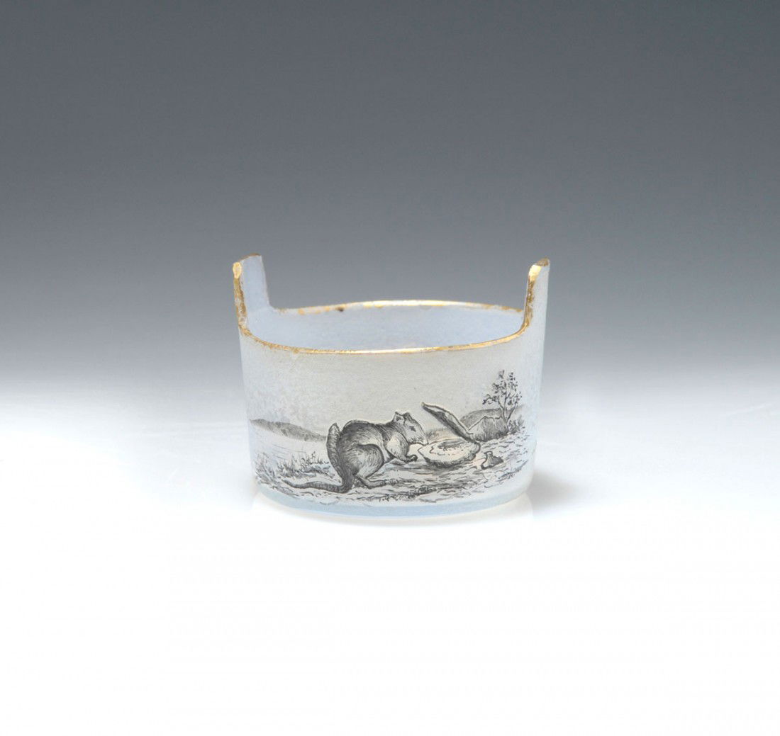 Salt seller 'Le rat et l'huitre', 1898: Daum Freres, Nancy. 'Le rat et l'huitre' salt cellar, 1898. H. 3.4 cm. Cased glass, opalescent and clear. Etched pattern with a rat from a fable by La Fontaine. Back with flowers, polychromatic enamel