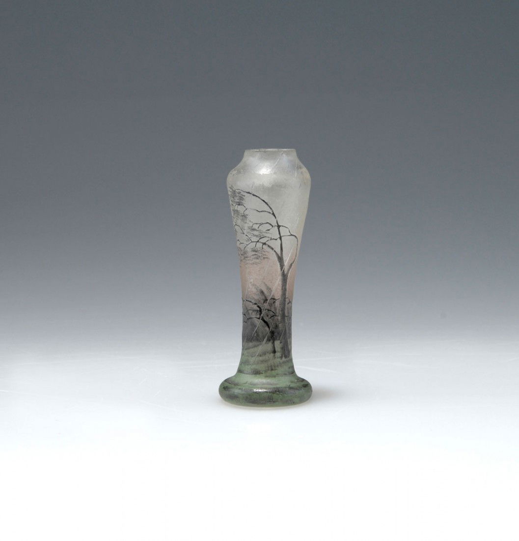 Miniaturvase 'Pluviose', um 1900: Daum Freres, Nancy. Miniature 'Pluviose' vase, circa 1900. H. 5.8 cm. Designed by Henri Berge. Cased glass, in the lower part greenish powder inclusions. Etched, Grisaille paint. Bald birches in the s