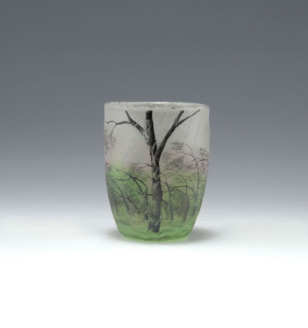 Miniaturvase 'Pluviose', um 1900: Daum Freres, Nancy. Miniature 'Pluviose' vase, circa 1900. H. 4.8 cm. Designed by Henri Berge. Cased glass, in the lower part greenish, in the upper part pink powder inclusions. Etched, Grisaille pain