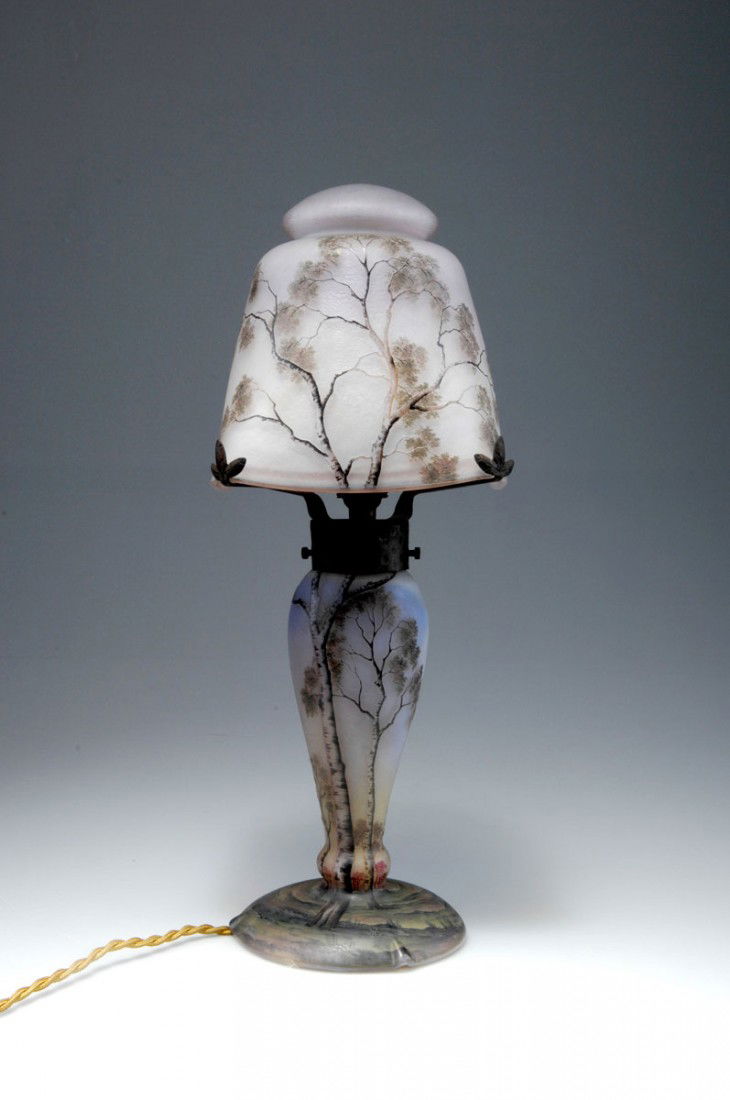 Tischlampe 'Paysage mauve', 1907: Daum Freres, Nancy. 'Paysage mauve' table light, 1907. H. 37.4 cm. Cased glass, milky opalescent and clear, pink powder inclusions, roughly etched, Grisaille paint and enamel. Landscape with birches a