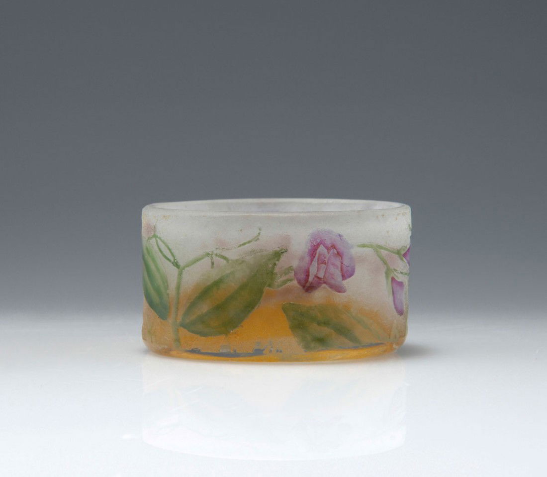 Kleine Jardiniere 'Pois de senteur', 1910: Daum Freres, Nancy. Small 'Pois de senteur' flowerpot, 1910. H. 2.7 cm. Cased glass, clear, milky white and amber-coloured powder inclusions. Etched and enamelled pattern with vetches. Signed: DAUM NA