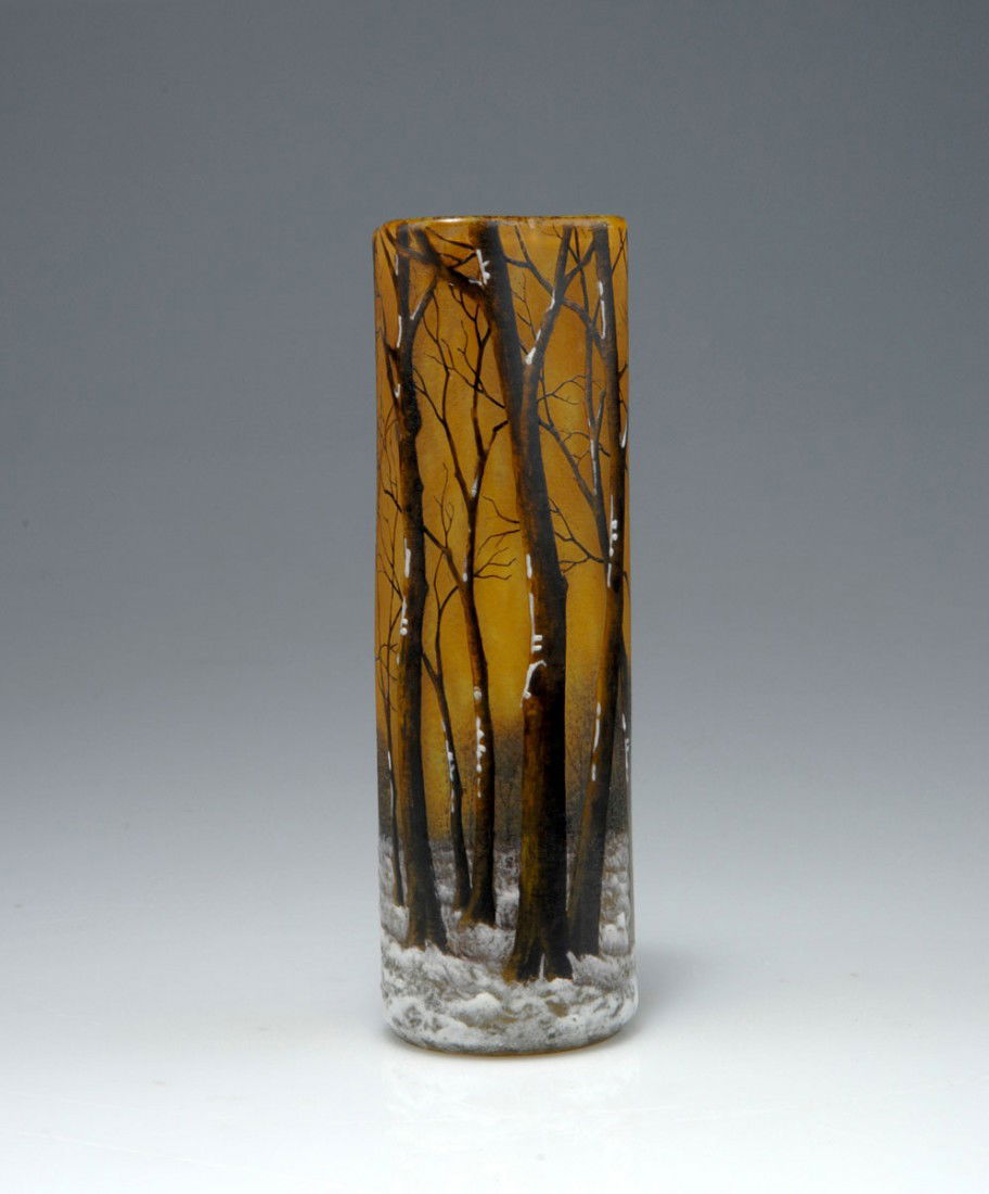 Vase 'Arbres en hiver', um 1910: Daum Freres, Nancy. 'Arbres en hiver' vase, circa 1910. H. 10.5 cm. Cased glass, clear, yellow, orange and brownish powder inclusions. Roughly etched ground. White enamel, Grisaille paint. Wood in win
