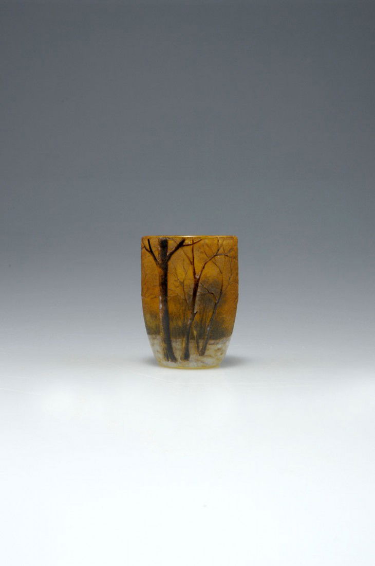 Miniaturvase 'Arbres en hiver', um 1910: Daum Freres, Nancy. Miniature 'Arbres en hiver' vase, circa 1910. H. 5.1 cm. Cased glass, clear, yellow, orange and brownish powder inclusions. Roughly etched ground. White enamel, Grisaille paint. Wo