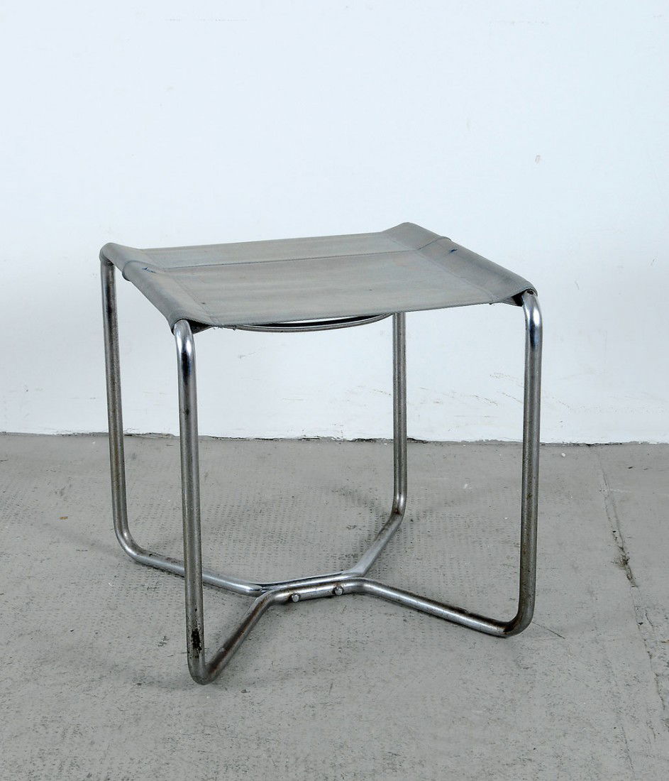 Hocker 'B 8': Marcel Breuer. 'B 8' stool, designed in 1927. H. 45.8 x 43.4 x 45.3 cm; D. of tube: 1.9 cm. Made by Standard-Möbel, Berlin. Chrome-plated tubular steel, blue iron yarn.