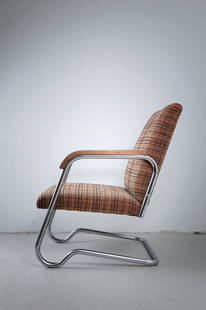Sessel: Ladislav Zak. Easy chair, designed c1932/33. H. 77 x 58 x 70 cm. Made by Hynek Gottwald, Usti nad Orlici, Czech Republic. Chrome-plated tubular steel, wooden armrests, brown-orange fabric.