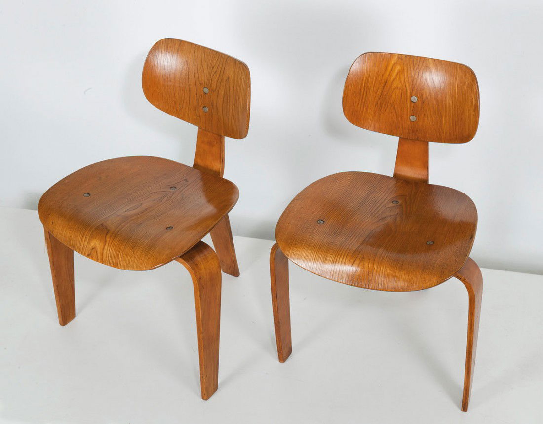 Zwei Stühle 'SE-42': Egon Eiermann. Pair of 'SE-42' chairs, designed in 1950. H. 73 x 51.5 x 52 cm. Made by Wilde & Spieth, Esslingen. Beech plywood with nutwood veneer. Marked: Maker's labels.
