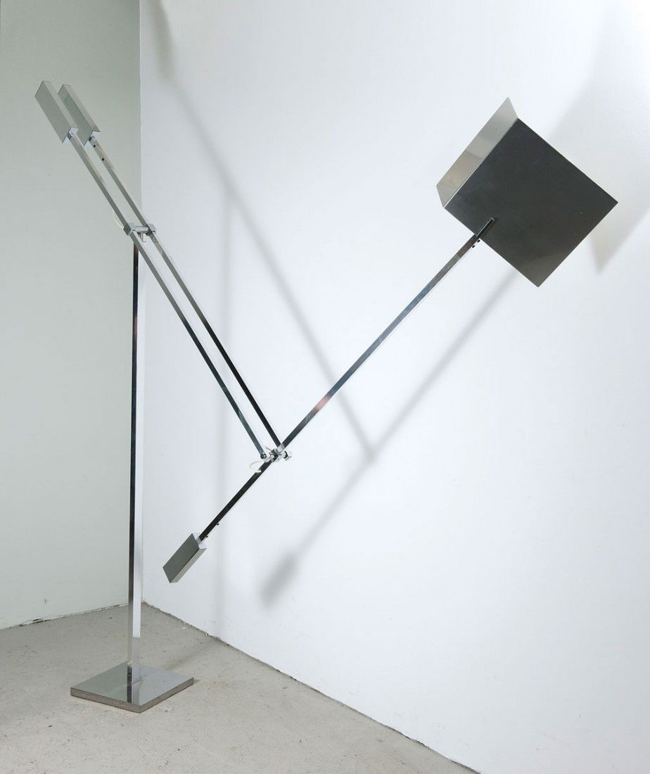 Stehleuchte 'Giraffa': Angelo Brotto. 'Giraffa' floor light, designed in 1970. H. 254 cm; L. 274 cm. Made by Esperia, Milan. Chrome-plated sheet steel.