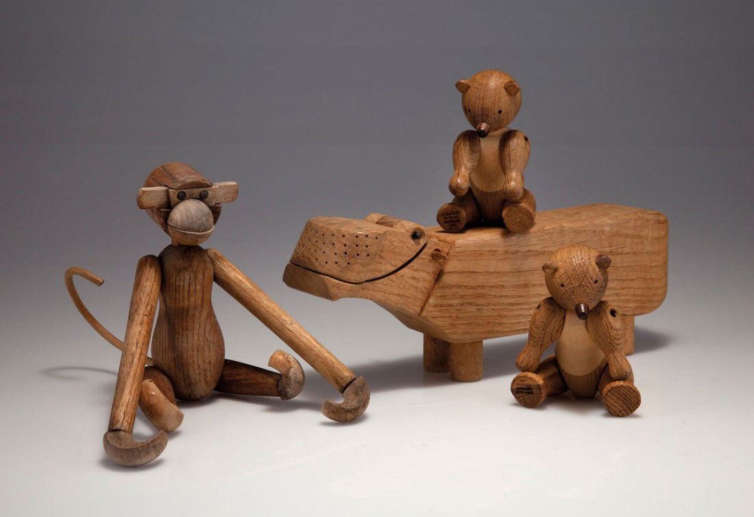 Vier Spielzeugfiguren: Kay Bojesen. Four toys, designed in the 1950s. Hippo: H. 10 x 26 x 6.2 cm; monkey: H. 18.7 cm; two bears: H: 12.3 cm. Made by Kay Bojesen, Copenhagen. Oakwood. Marked: KAY BOJESEN DENMARK COPYRIGHT.