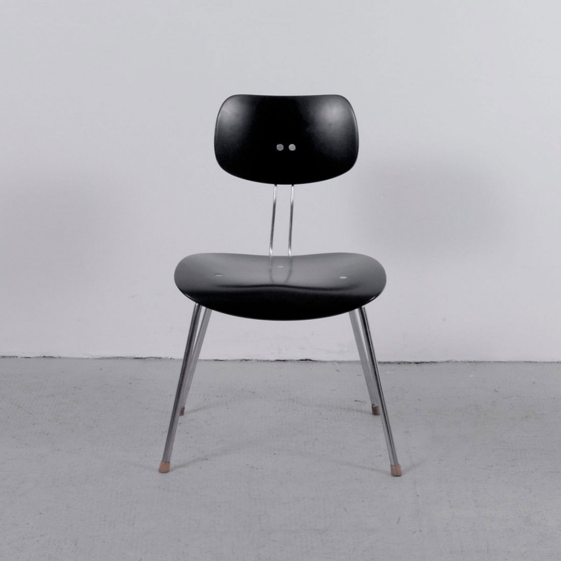 Arbeitsstuhl 'SE-66': Egon Eiermann. 'SE-66' desk chair, designed in 1952. H. 75 x 46.7 x 47 cm. Made by Wilde & Spieth, Esslingen. Chrome-plated tubular steel, plywood, painted black, black plastic. Marked: W+S.