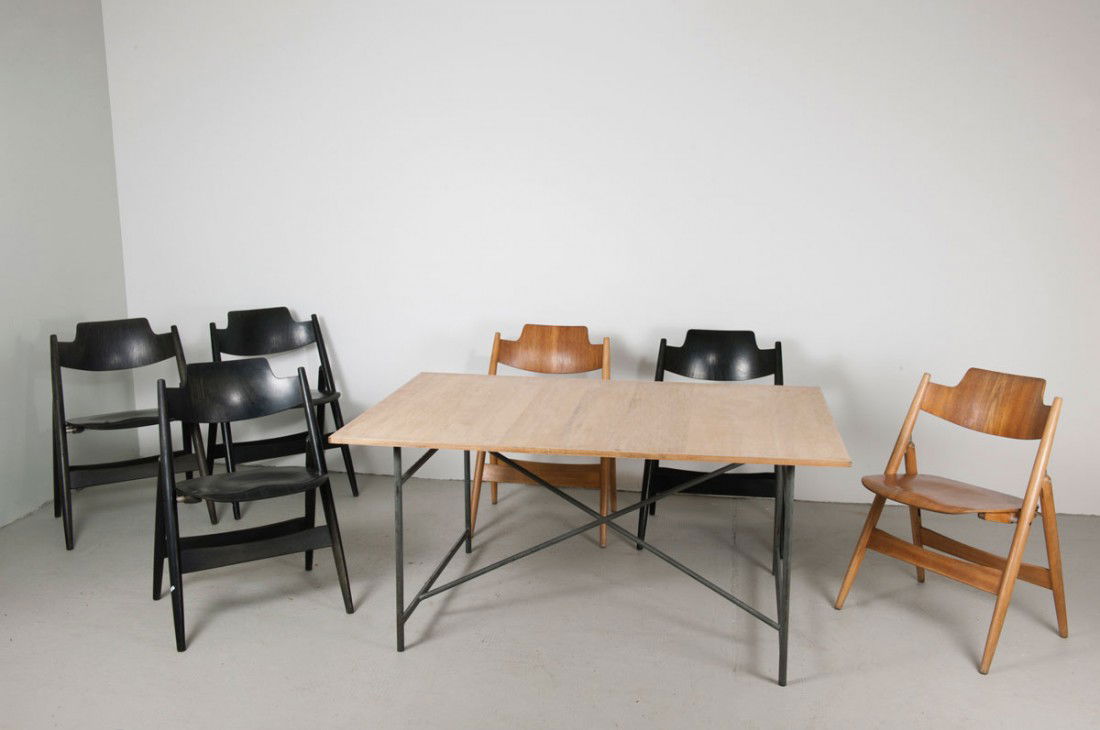 Zeichentisch mit sechs Klappstuehlen 'SE 18': Egon Eiermann. Drawing table and six 'SE-18' folding chairs, designed in 1953. Table: H. 66 x 140 x 90 cm; chairs: H. 77 x 53.5 x 48.5 cm. Made by Wilde & Spieth, Esslingen. Tubular steel, painted gre