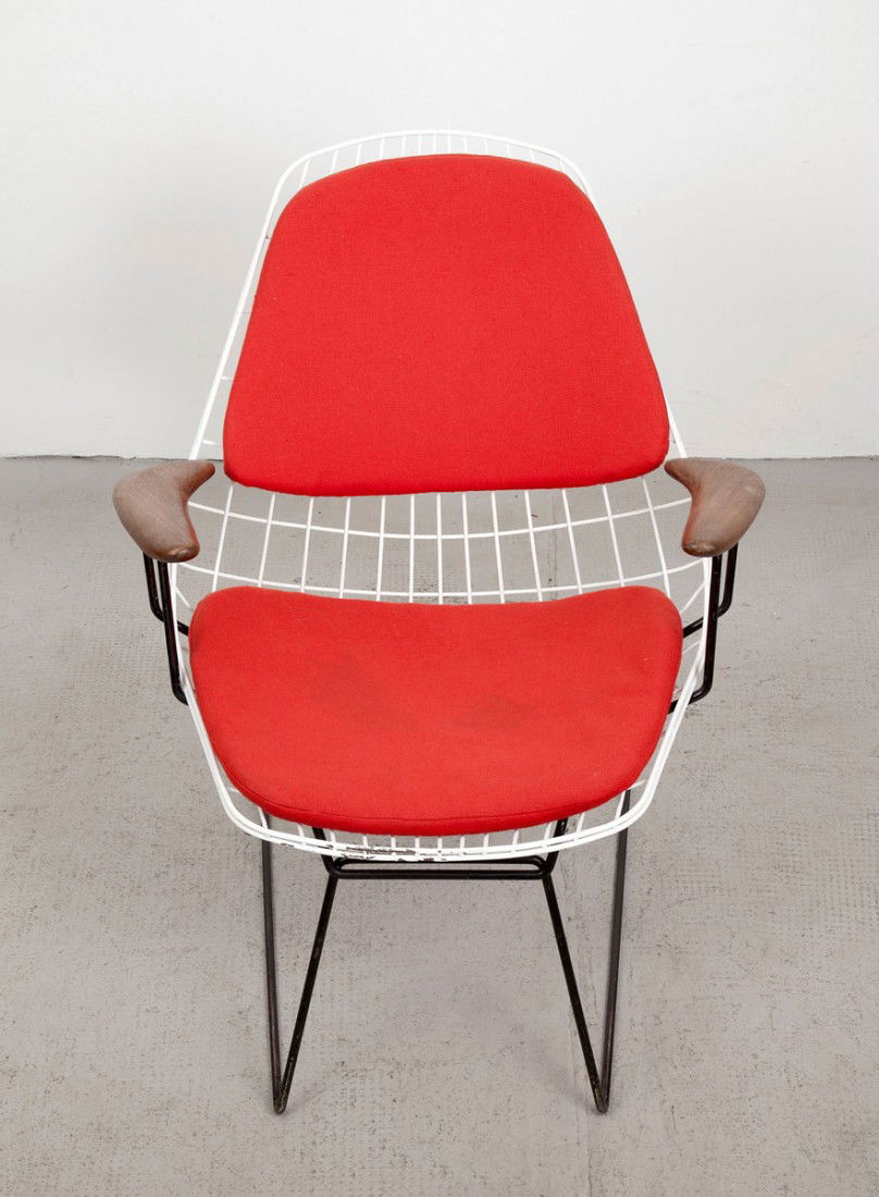 Armlehnstuhl: Cees Braakman. Armchair, designed in 1958. H. 83.5 x 68.5 x 69.5 cm. Made by UMS Pastoe, Utrecht. Wirework, white, steel base, red woollen cushions, teak armrests.