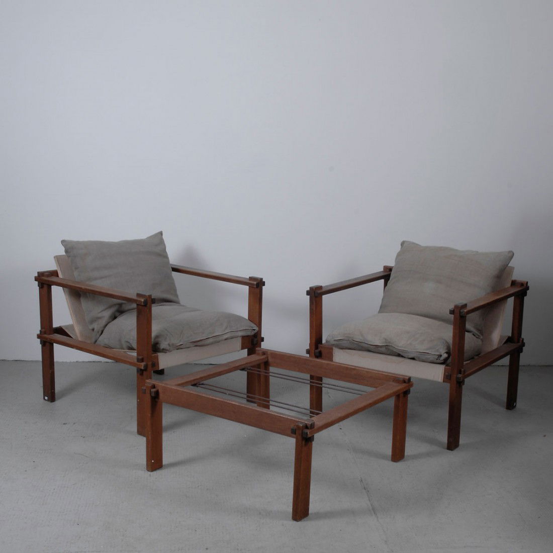 Zwei Sessel 'Tail 4' mit Tischchen: Heinz Witthoeft. Pair of 'Tail 4' easy chairs with side table, designed c1959. Chairs: H. 61 x 70 x 70 cm; table: H. 31.5 x 70 x 70 cm. Made by Heinz Witthoeft, Stuttgart. Beechwood, linen.