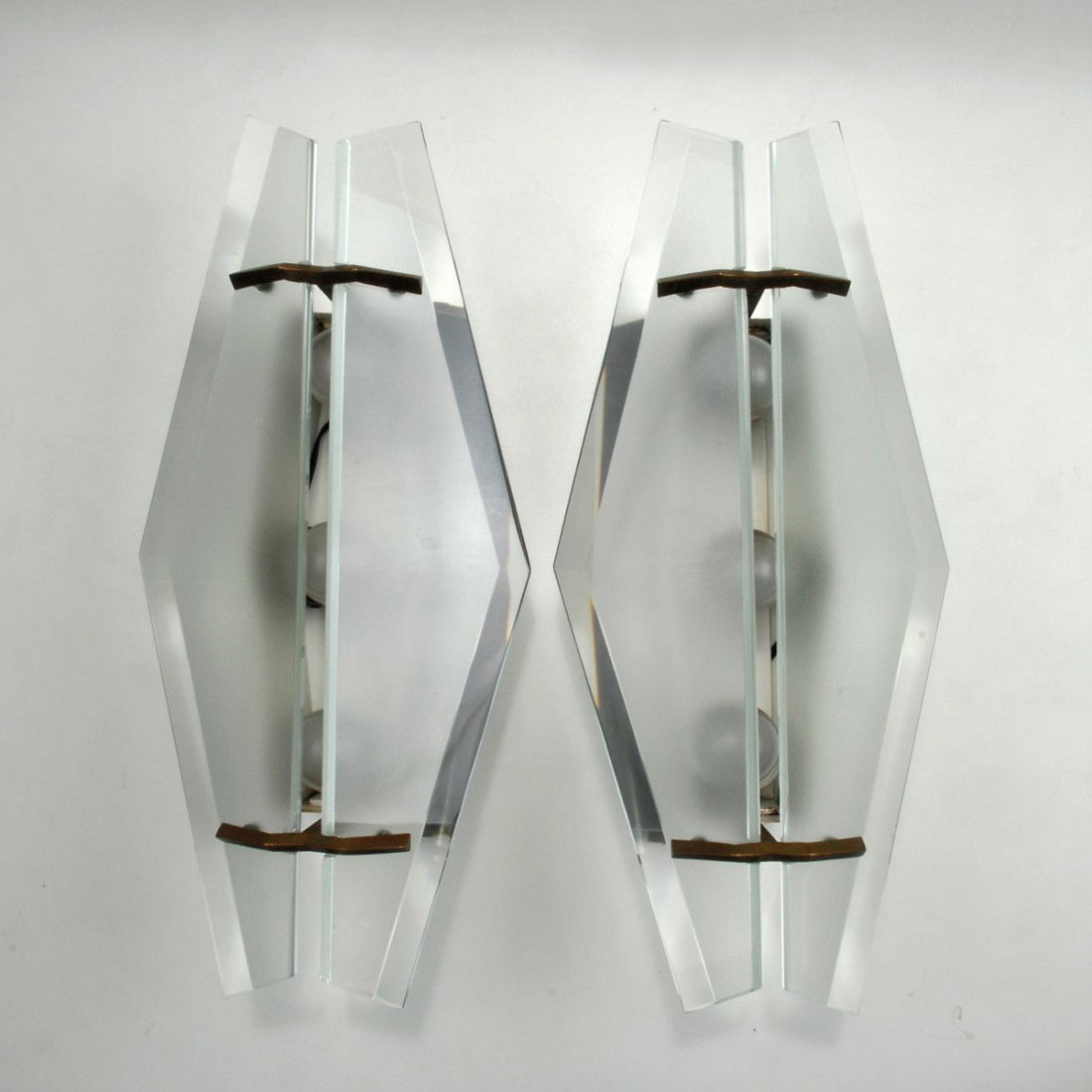 Zwei Wandappliquen '1943': Max Ingrand. Pair of '1943' sconces, designed c1960. H. 45 x 21 x 13.6 cm. Made by Fontana Arte, Milan. Brass sheet, painted black, matted glass, bronze.