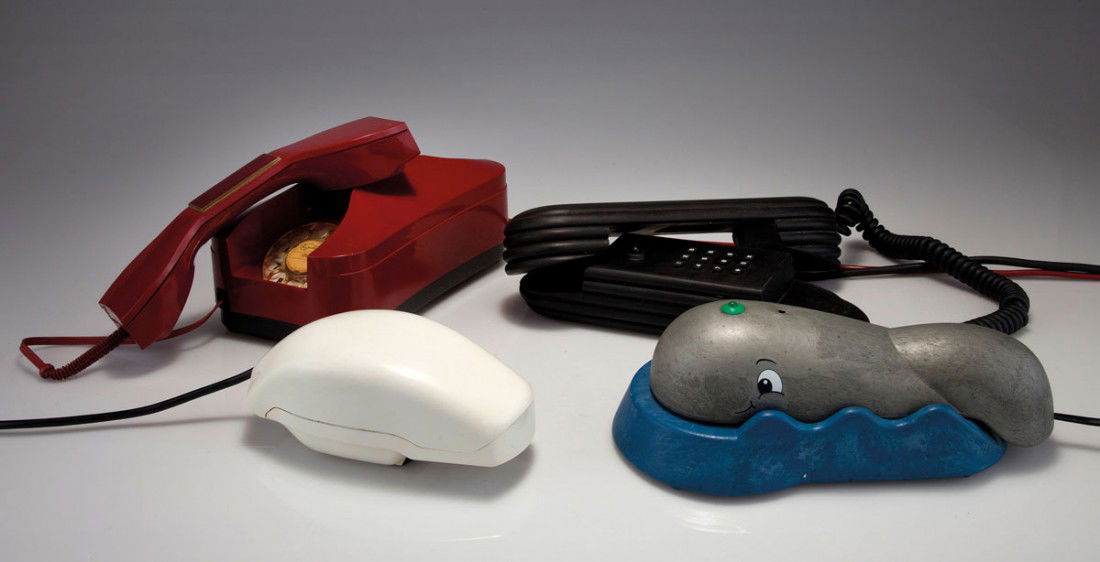 Vier Telefone: Marco Zanuso; Richard Sapper; Fausta Cavazza e. a. Four telephones. Marco Zanuso; Richard Sapper. 'Grillo' telephone, designed in 1967: H. 7 x 16.5 x 7.5 cm. Made by Sit, Siemens AG, Italy. White, bla