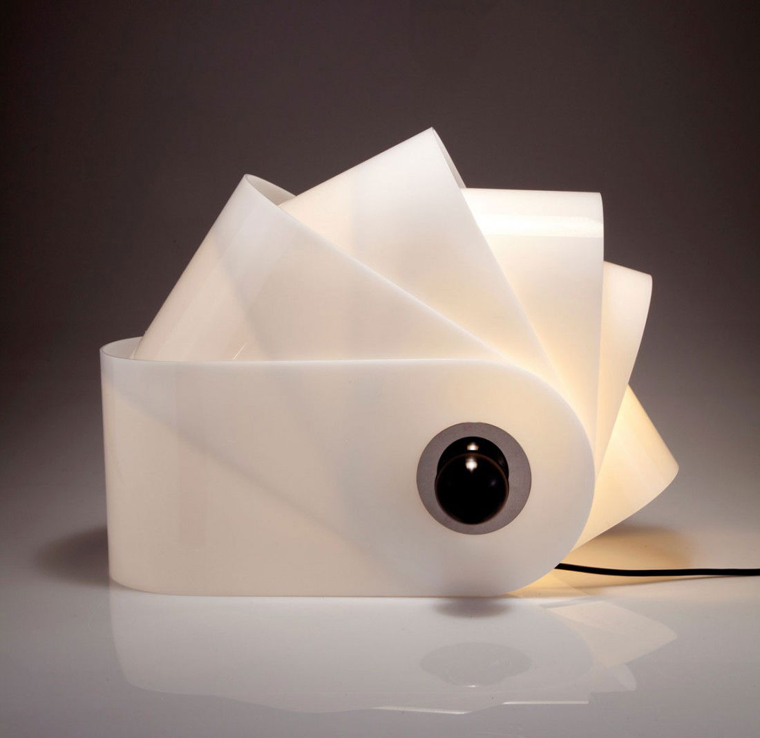 Tischleuchte 'Gherpe': Superstudio. 'Gherpe' table light designed in 1967. H. 43.5 cm (max.). Made by Poltronova, Pistoia. Metal frame, white plastic lamellae, black plastic. Marked: Maker's label.