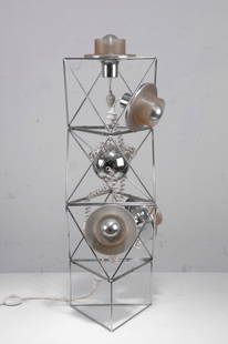 Steh- oder Deckenlampe 'Poliedra': Felice Ragazzo. 'Poliedra' floor or ceiling light, designed in 1969. H. 104 x 31 x 26.5 cm. Made by DH Guzzini. Chrome-plated steelrods, plastic (Macralon).