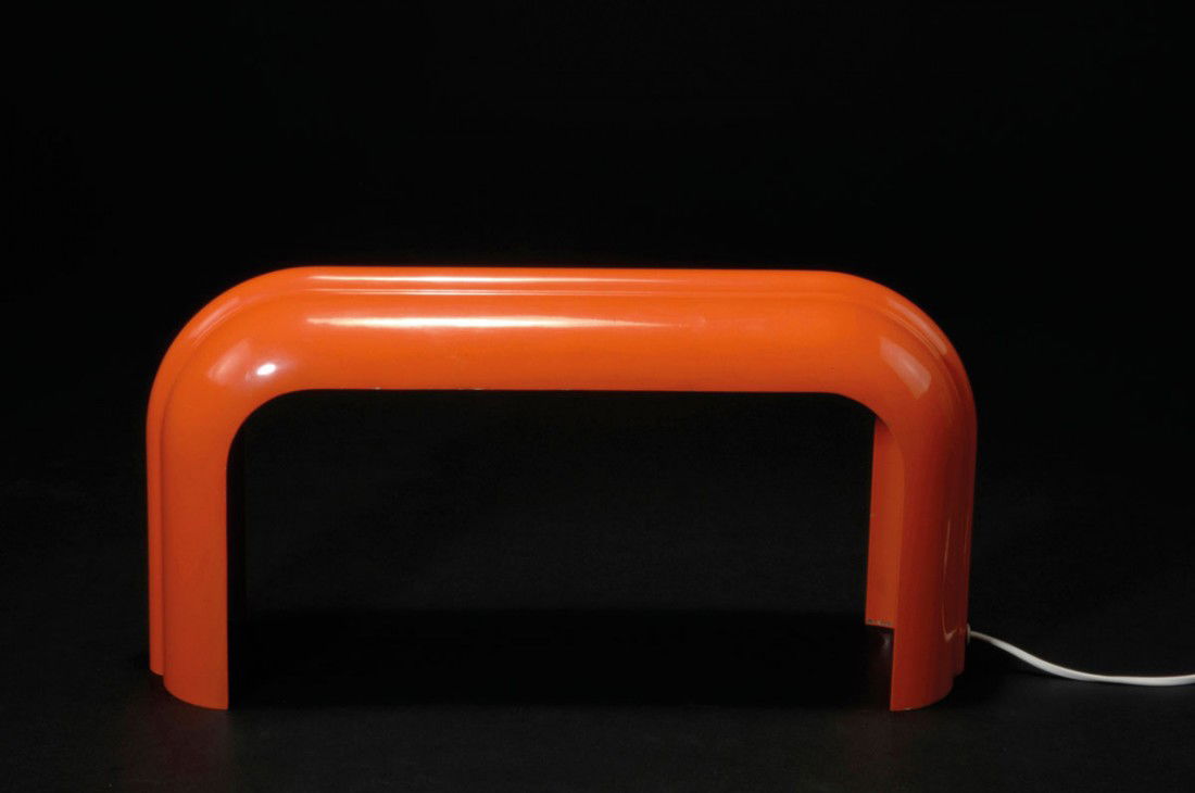 Tischleuchte 'Eco': Luciano Annichini. 'Eco' table light, designed c. 1972. H. 26.5 x 52.5 x 13 cm. Made by Artemide, Milan. Orange metal sheet. Marked: S.P.A. ARTEMIDE MILANO MODELLO ECO DESIGN LUCIANO ANNIGHINI MADE IN