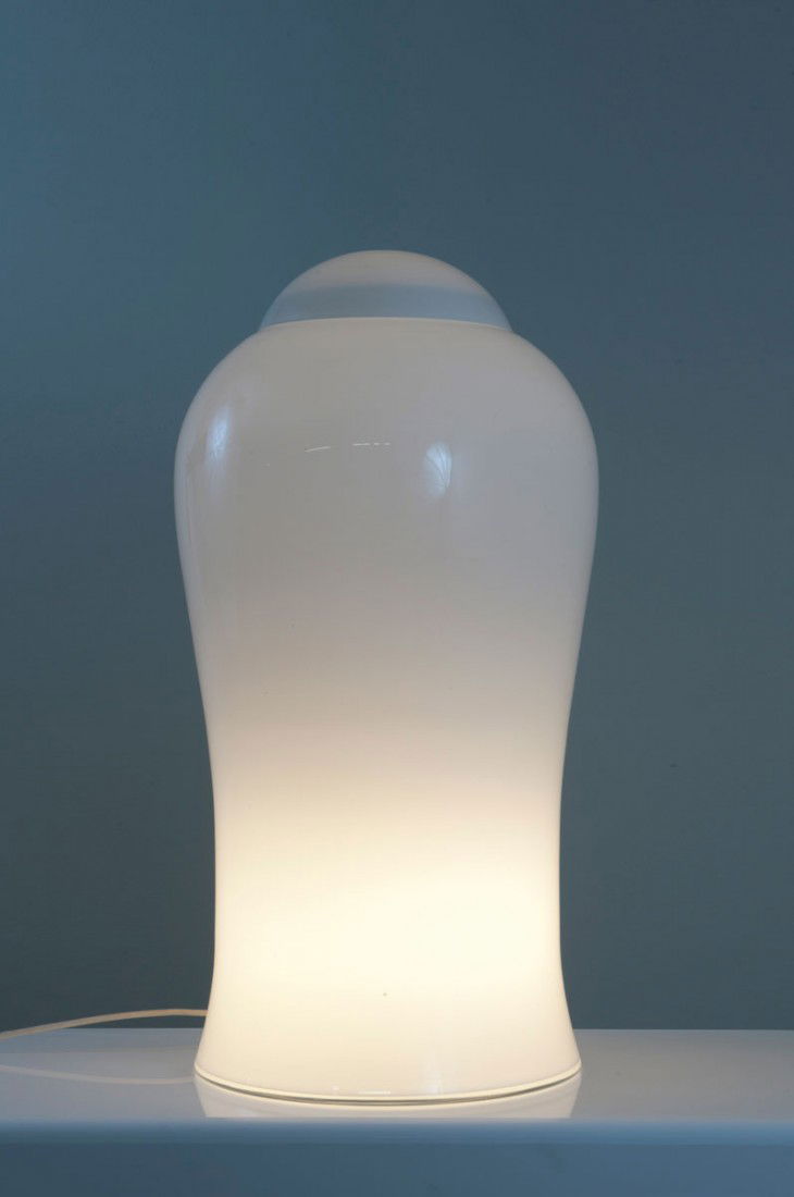 Stehleuchte 'Tsching III': Ingo Maurer. 'Tsching III' floor light, designed in 1979. H. 70 cm. Made by Design M, Ingo Maurer, Munich. Cased glass, clear and white. Marked: Paper label, illegible inscription.