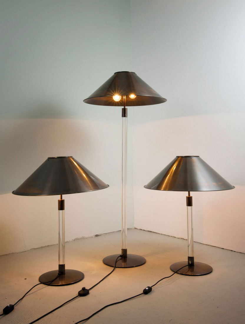 Zwei Tischleuchten 'Plexola 2' und Stehleuchte 'Pl: Ingo Maurer. Two 'Plexola 2' table lights and 'Plexola 1' floor light, designed in 1977. H. 66 cm; H. 135 cm. Made by Design M, Ingo Maurer. Munich, 1977-83. Aluminium anodised brown, perspex. Marked: