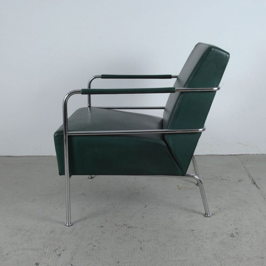 Armlehnsessel 'Cinema': Gunilla Allard. 'Cinema' armchair, designed in 1993. H. 78 x 56 x 74 cm. Made by Lammhults Moebel AB, Lammhults, in the 1990s. Chrome-plated tubular steel, green leather.