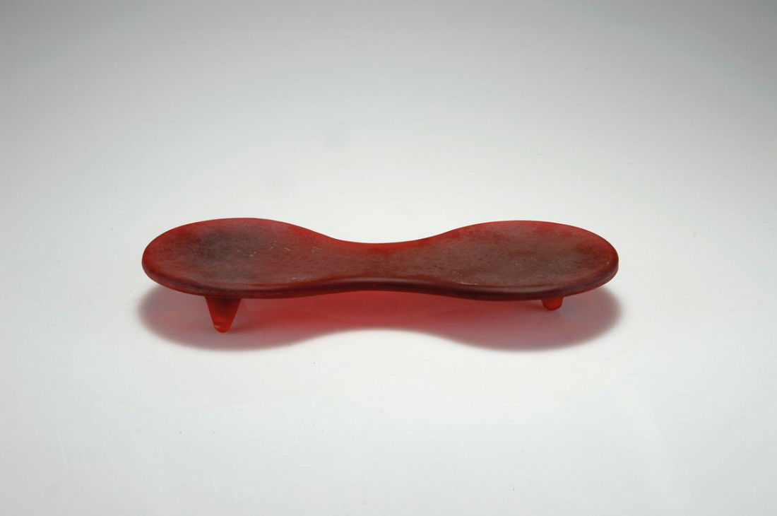 Schale 'Orgone': Marc Newson. 'Orgone' bowl, designed in 2001. H. 4.2 x 30 x 13.2 cm. Made by Cappellini, Milan. Red moulded glass. Marked: PROGETTO OGGETTO.