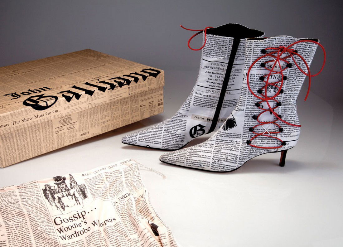 Paar Stiefel 'Letters': John Galliano. Pair of 'Letters' boots, designed in 2010. size 37. Black and red leather, covered in white fabric with magazine print. Marked: Galliano, Letters.