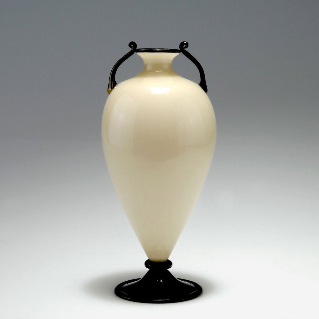 Henkelvase 'incamiciato': Fratelli Toso. 'Incamiciato' vase with handles. H. 25.5 cm. Designed in the 1930s. Cased glass, clear, milky white and eggshell yellow. Foot, handle and rim dark purple. Handles with burst gold foil.
