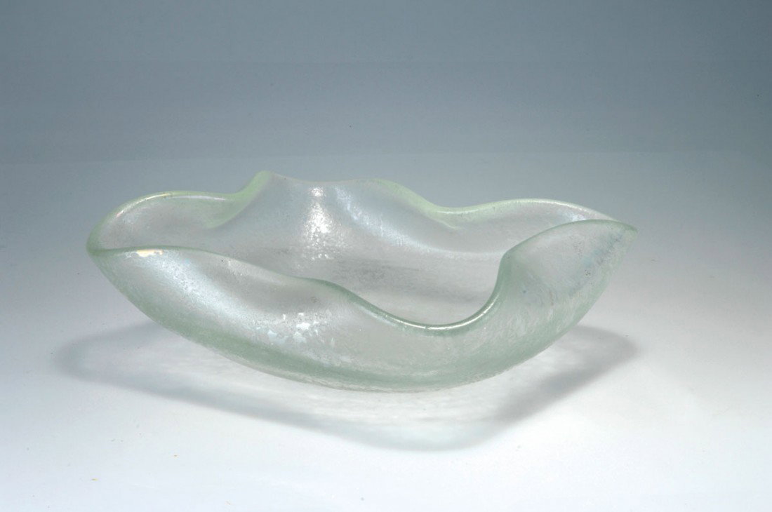 Schale 'corroso': Carlo Scarpa. 'Corroso' bowl. H. 12.5 cm; 34 x 28.5 cm. Designed in 1936-38. Made by Venini & C. Clear glass, partly slightly iridescent, surface etched. Marked: Distributor's decal Venini Torino.