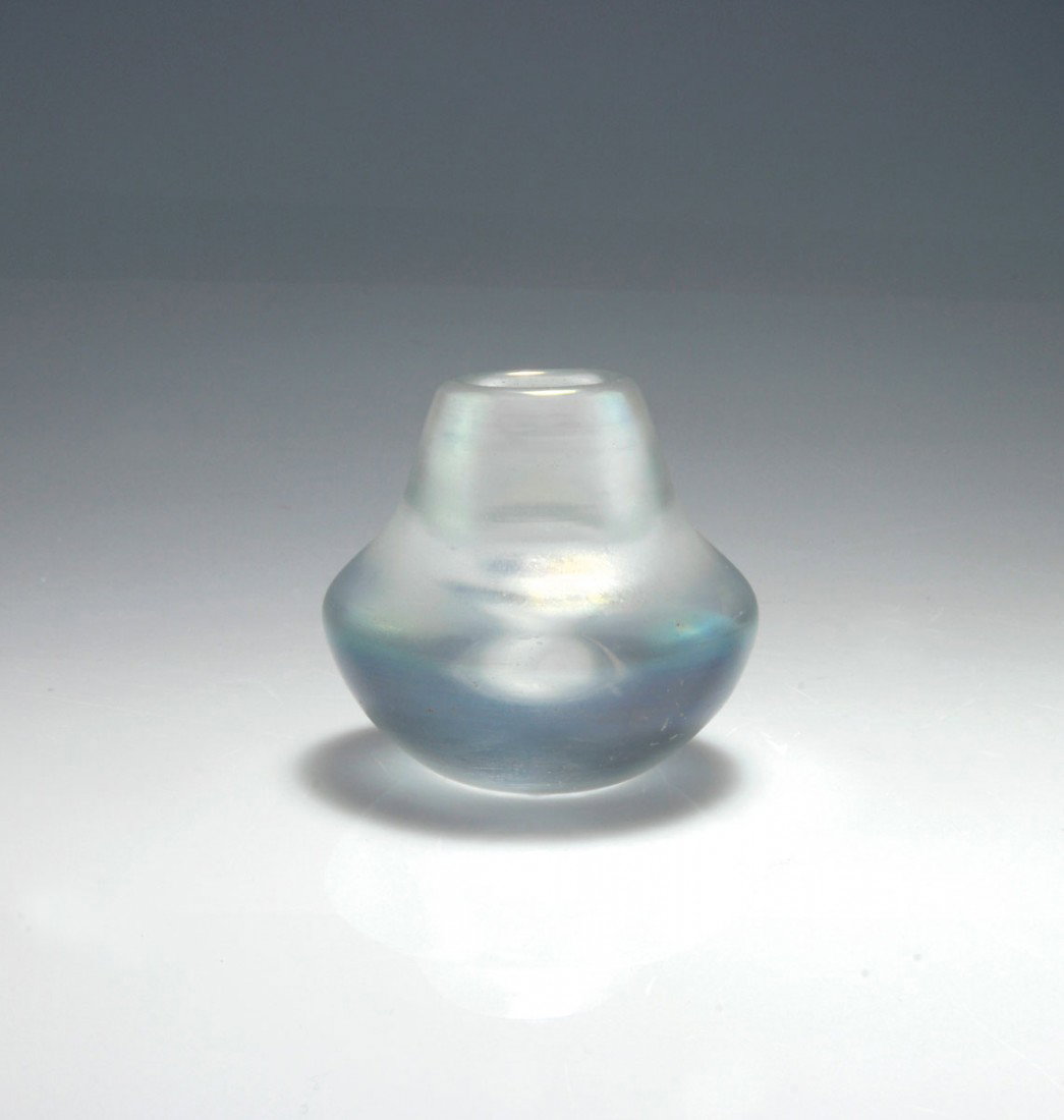 Kleine Vase 'iridato': Carlo Scarpa. Small 'Iridato' vase. H. 7 cm. Designed c1940. Made by Venini & C. Clear glass, iridescent. Marked: venini murano (acid stamp).