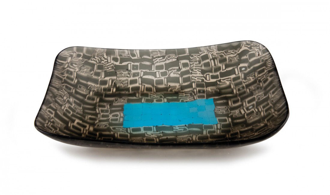 Schale 'a murrine': Tobia Scarpa. 'A murrine' bowl. H. 3.8 cm; 19.5 x 13.2 cm. Designed in 1960. Made by Venini & C. Murrhines, clear and grey, in the middle rectangle with azure murrhines, surface matted with carvings. 