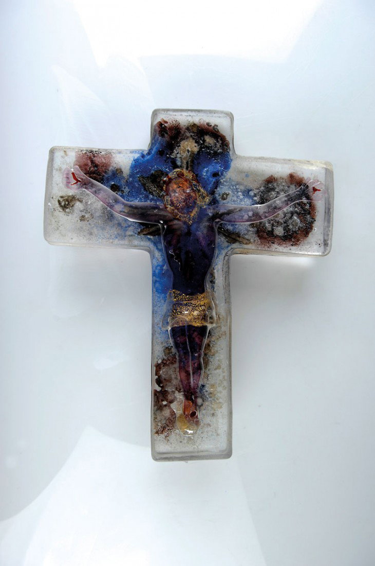Kruzifix: Alfredo Barbini. Crucifix. H. 30 cm. Designed c1970. Clear cased glass, between layers the body of Christ of purple, red and clear glass, included burst gold foil, sand-cast, roughly etched and polish