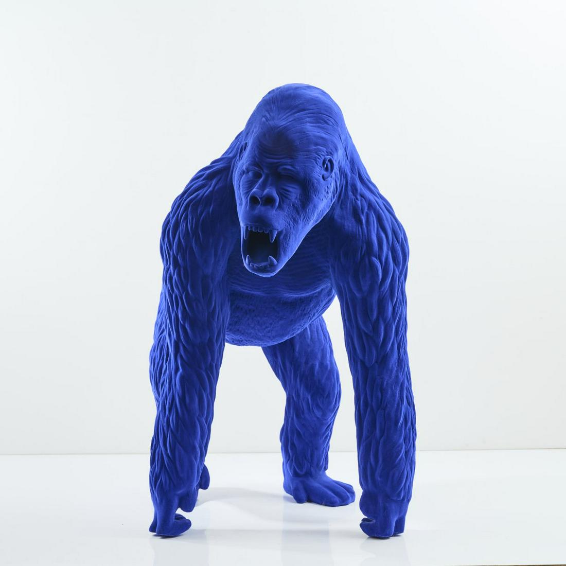 Eric Mellerio (1959 Paris), Life size sculpture 'Classic Gorilla', after 2010: Eric Mellerio (1959 Paris), Life size sculpture 'Classic Gorilla', after 2010, Resin, fiberglass, dark blue velvet. H. 130 x 110 x 70 cm. Manufactured by MiO International. One copy from an edition of