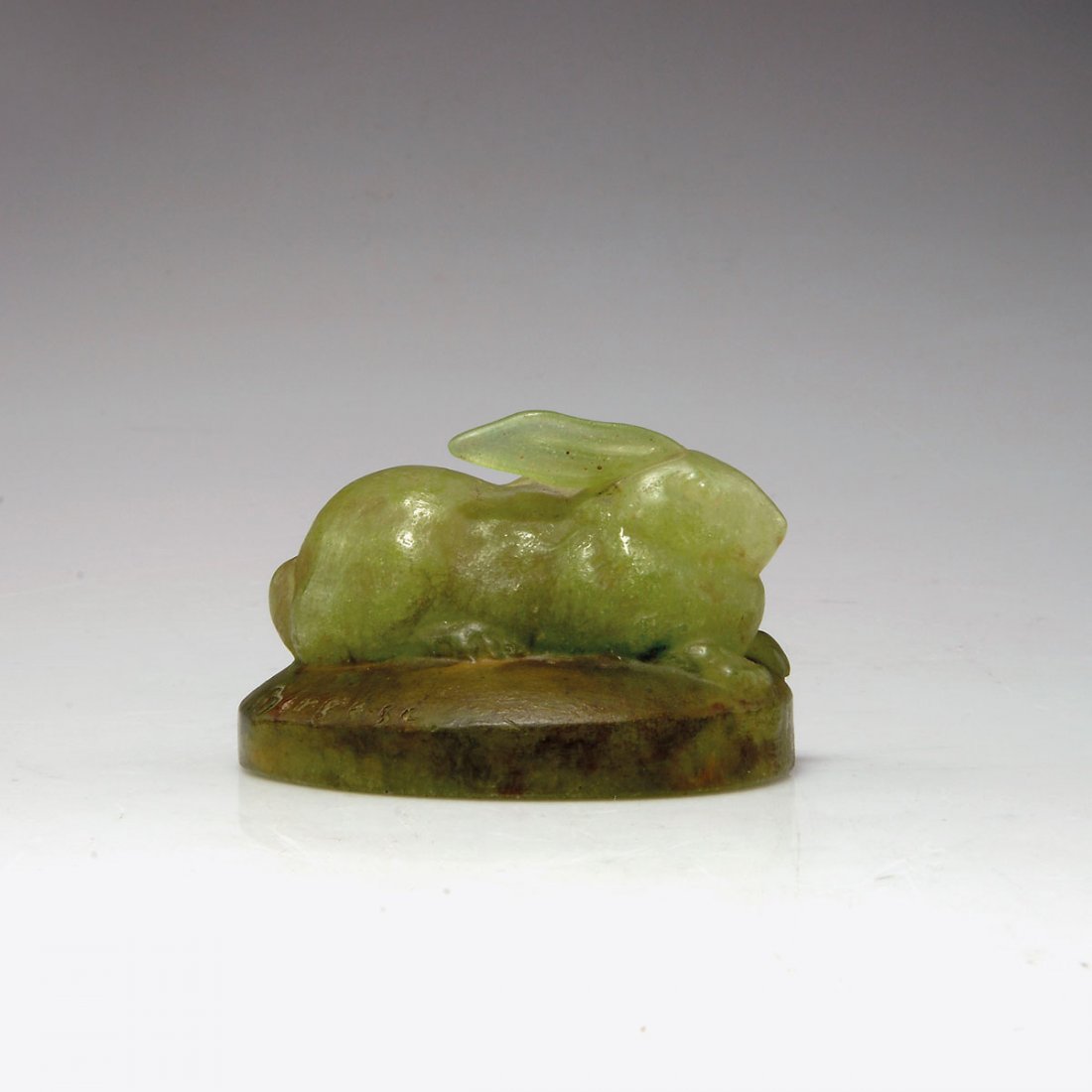 Hase, 1920er Jahre: Amalric Walter, Nancy. Bunny, 1920s. H. 5.1 cm. Designed by Henri Bergé. Pâte de verre, translucid gather, moulded, mostly green, base greybrown. Signed: Bergé sc AWALTER NANCY.