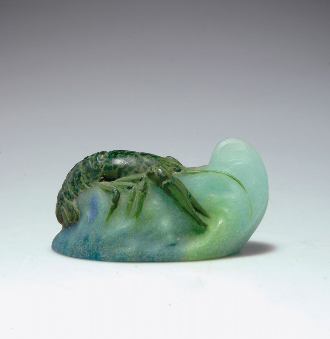 Briefbeschwerer 'Ecrevisse', 1920er Jahre: Amalric Walter, Nancy. 'Ecrevisse' paperweight, 1920s. H. 5.7 cm; 11 x 5.5 cm. Designed by Henri Bergé. Pâte de verre, translucid gather, moulded, clear, green and blue, light- and darkgreen fusions