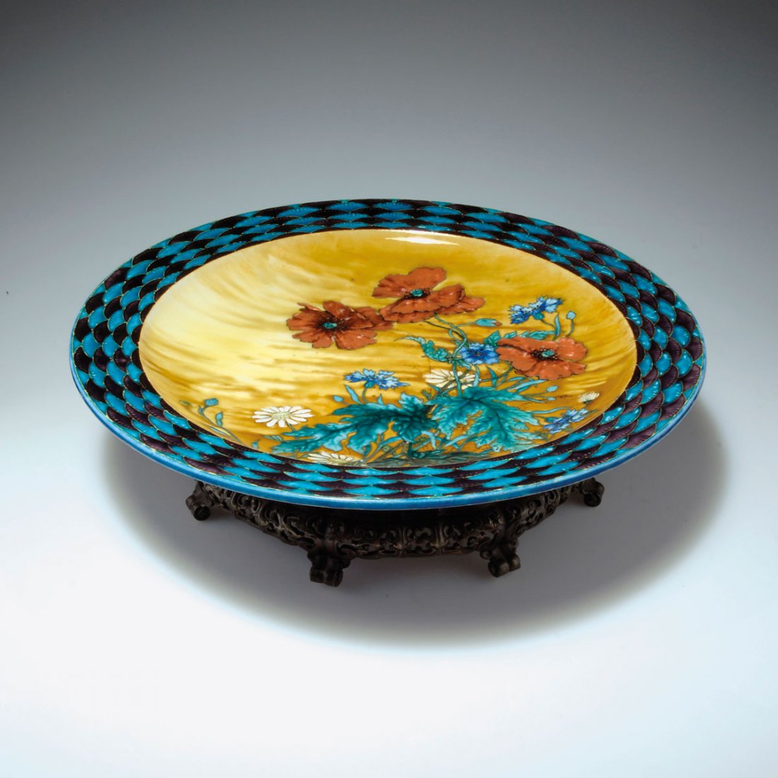 Zierplatte mit Bronzemontierung, um 1870: Théodore Deck, Sèvres. Decorative plate with bronze mounting, c1870. H. 14 cm; D. 48.5 cm. Earthenware, glazed, Email cloisonné, mostly turquoise and purple, lightbrown, blue and red with poppy, co