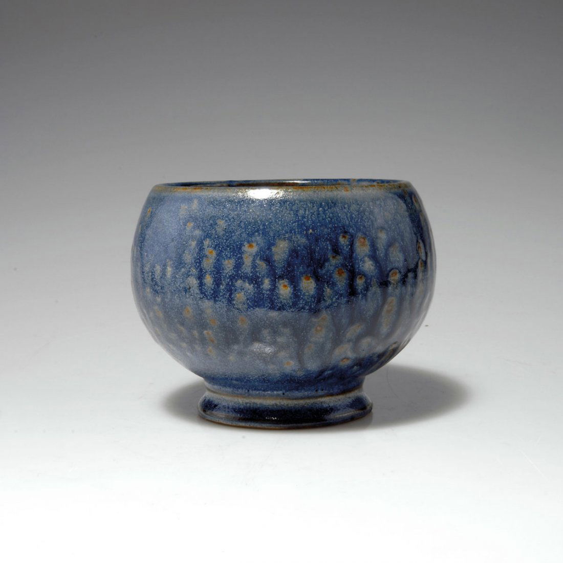 Vase, um 1925-30: Émile Lenoble, Morgat. Vase, c1925-30. H. 12 cm. Stoneware, blue high-firing glaze with orange spots. Marked: L, 2.