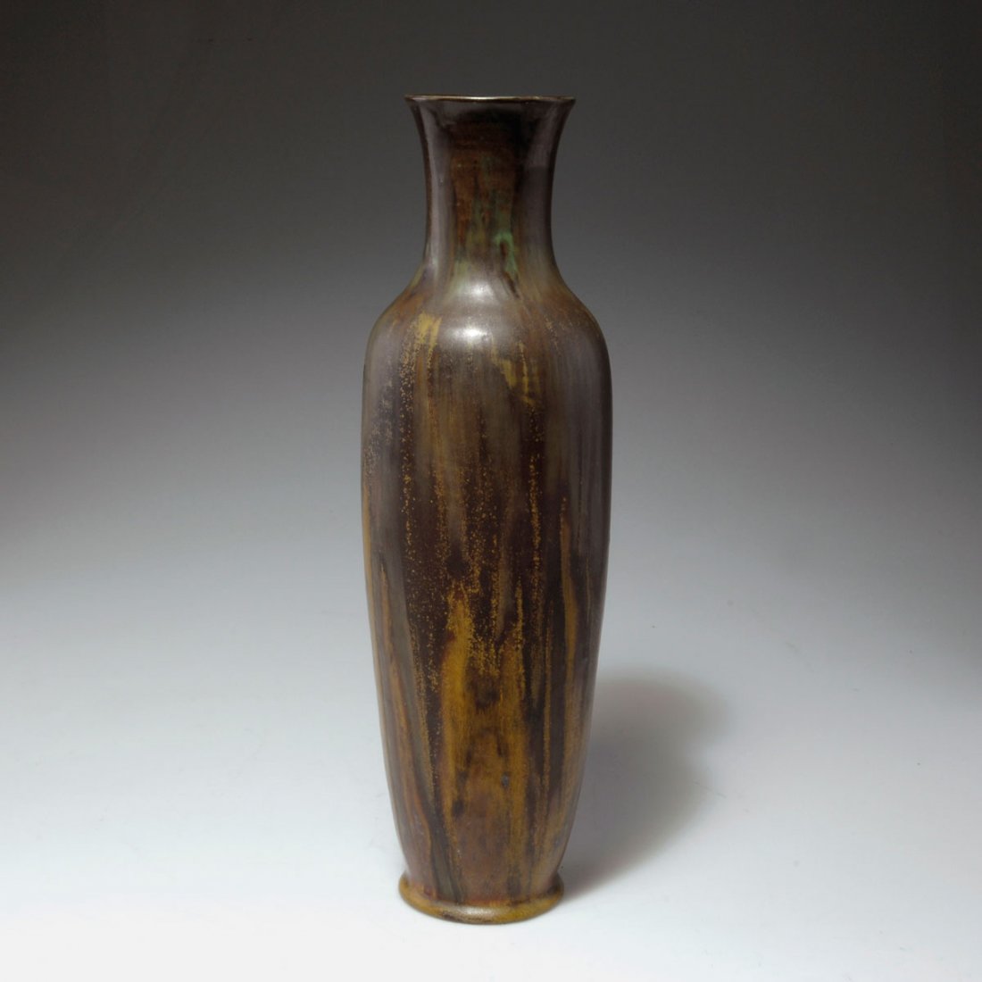 Hohe Vase, um 1907: Théo Perrot, Arquian. Vase, c1907. H. 42.7 cm. Stoneware, high-firing glaze in brown and green. Marked: 195, X/V, Théo Perrot.