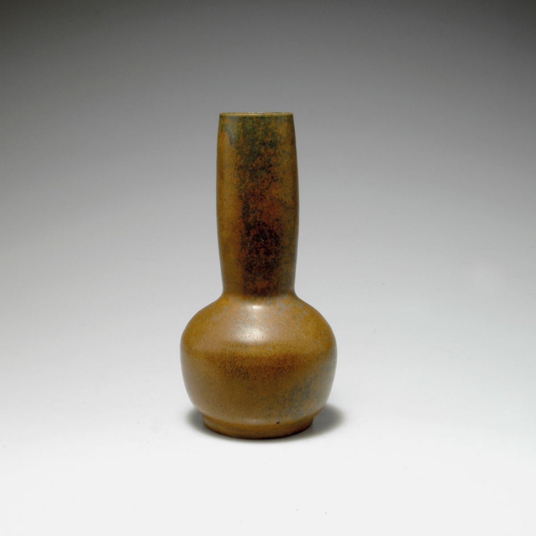 Vase, 1930er Jahre: Arne Bang, Copenhagen. Vase, 1930s. H. 20.4 cm. Stoneware, brown high-firing glaze with green spots. Marked: AB, 424, inscriptions (pencil).