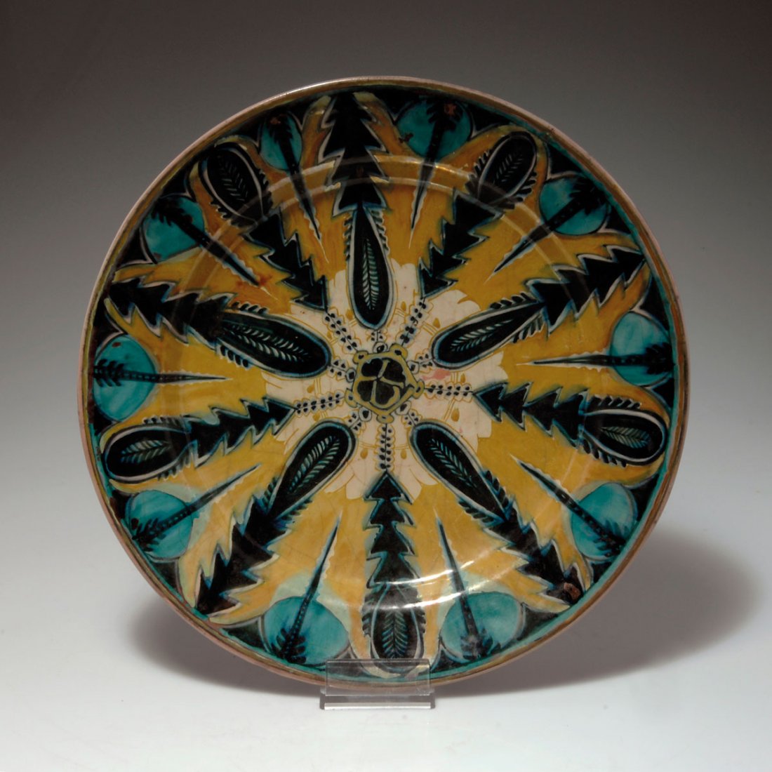 Wandteller, um 1900: De Porceleyne Fles, Delft. Decorative plate, c1900. D. 36.5 cm. Designed by Leonardus Johannes (Leon) Senf. Faience, turquoise and dark-blue on pink, golden-yellow glaze an lustre. Floral pattern. Mar