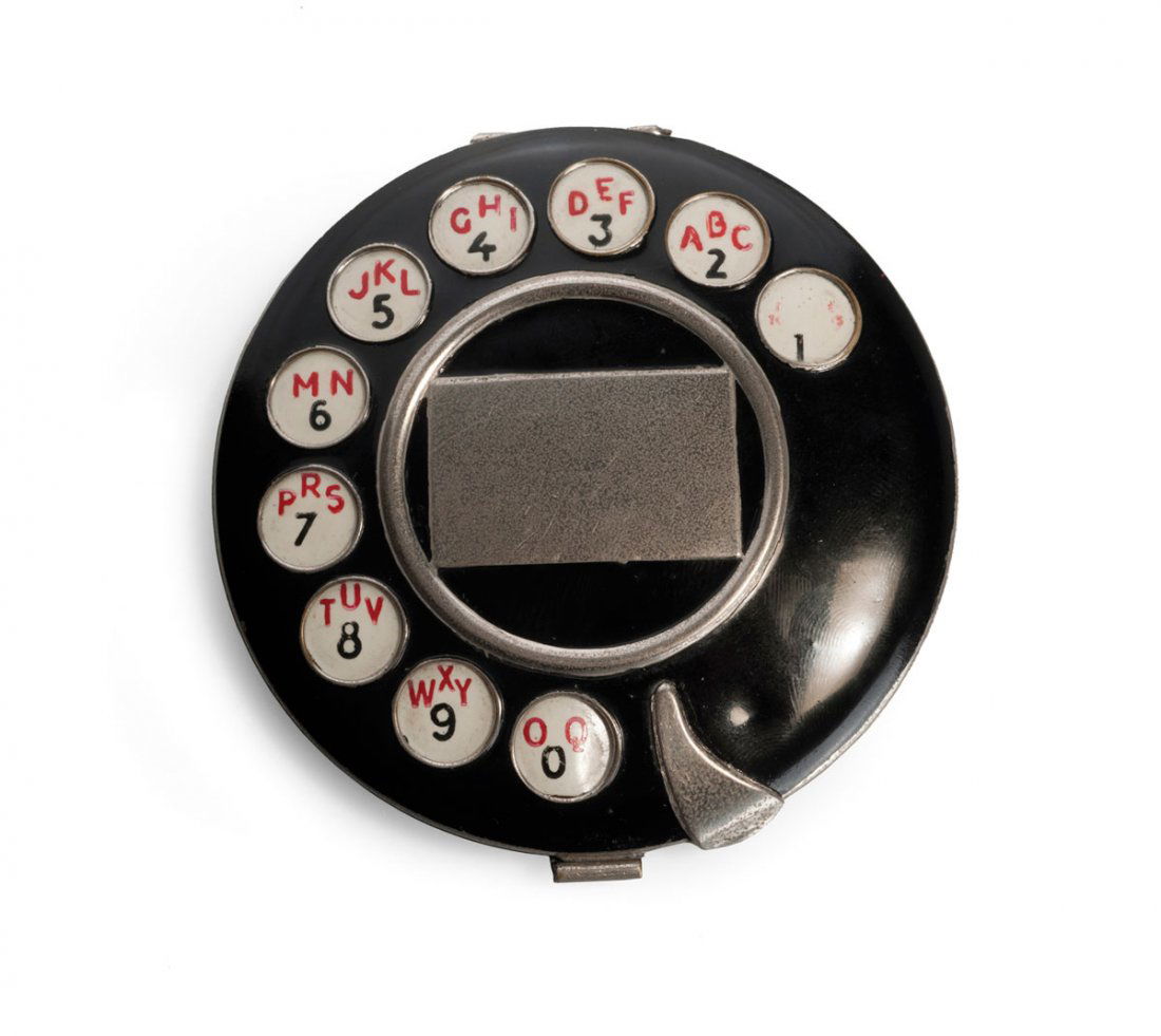 Puderdose 'Telefon-Wählscheibe', um 1935: Salvador Dalì. 'Dial face' powder compact, c1935. D. 9 cm. Designed for Elsa Schiaparelli. Made by Bollack & Cie., Paris. Nickel-plated metal, enamelled black and white. Marked: MODELE DEPOSE, BOLLAC
