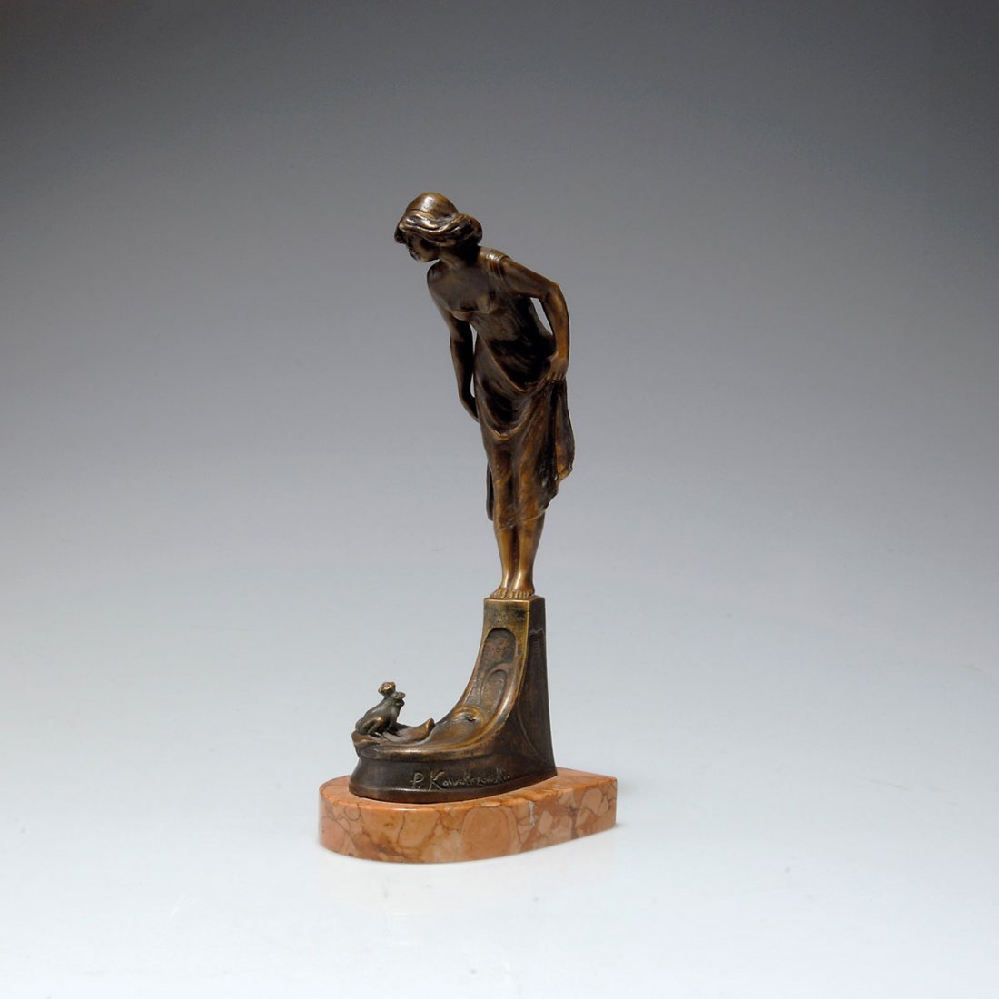 Froschkönig, um 1900: Karl P. Kowalczewski. Frog prince, c1900. H. 20 cm. Bronze, brown and green patina. Red marble base. Plinth marked: P. Kowalczewski.