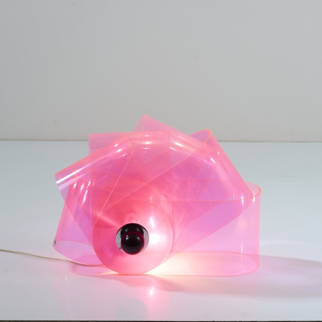 Superstudio; Adolfo Natalini; Cristiano Toraldo di Francia; Roberto Magris; Piero Frassinelli;: H. 43 cm (max.). Unfolded: H. 29 x 54 x 20 cm. Made by Design Center for Poltronova, Pistoia. Acrylic glass, neon pink, sheet metal, chrome-plated, black plastic. Marked: manufacturer's label. Litera