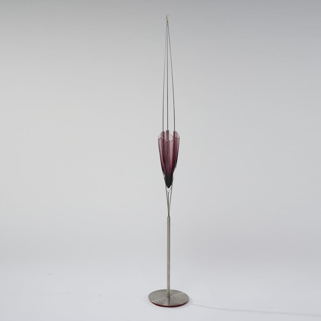 David Palterer, Mounted vase 'Zande', 1995: H. 193 cm. Made by Zanotta, Milan. Metal tube, sheet metal, matt chrome-plated, glass, colorless and violet. Marked: David PALTERER (engraved); Plastic adhesive label from the manufacturer.