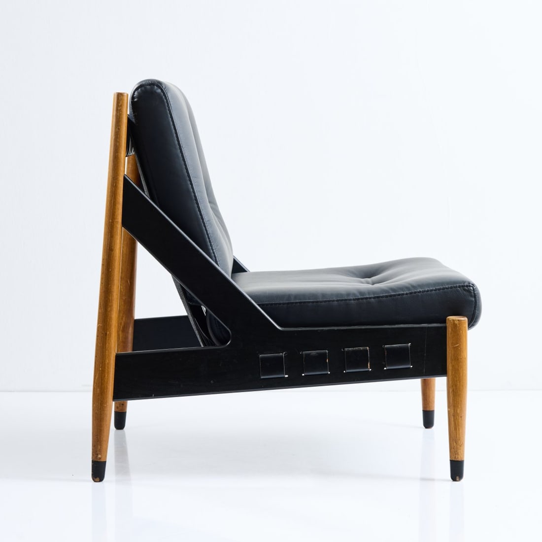 Egon Eiermann, Easy chair 'SE 22', 1969: H. 82.5 x 71.5 x 74.5 cm. Wilde & Spieth, Esslingen. Beech wood, partly painted black, black leather. Literature: Exh. cat. Egon Eiermann: Die Möbel, Badisches Landesmuseum Karlsruhe 1999, p