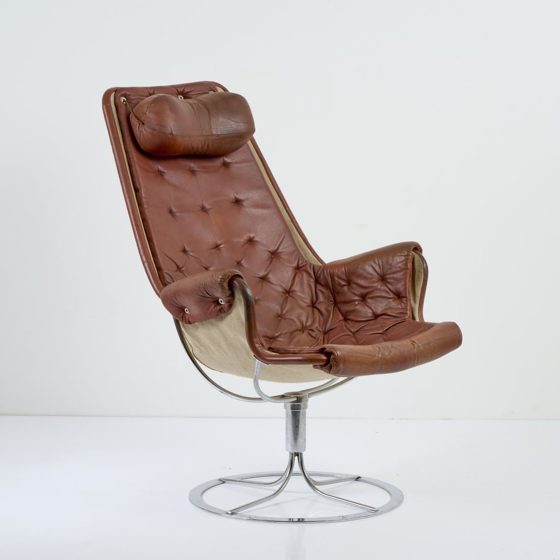 Bruno Mathsson, 'Jetson' armchair, 1969: H. 98 x 65 x 80 cm. Made by Dux, Trelleborg. Sheet metal, tubular metal, chrome plated, brown leather, beige linen fabric. Marked with makers label.
