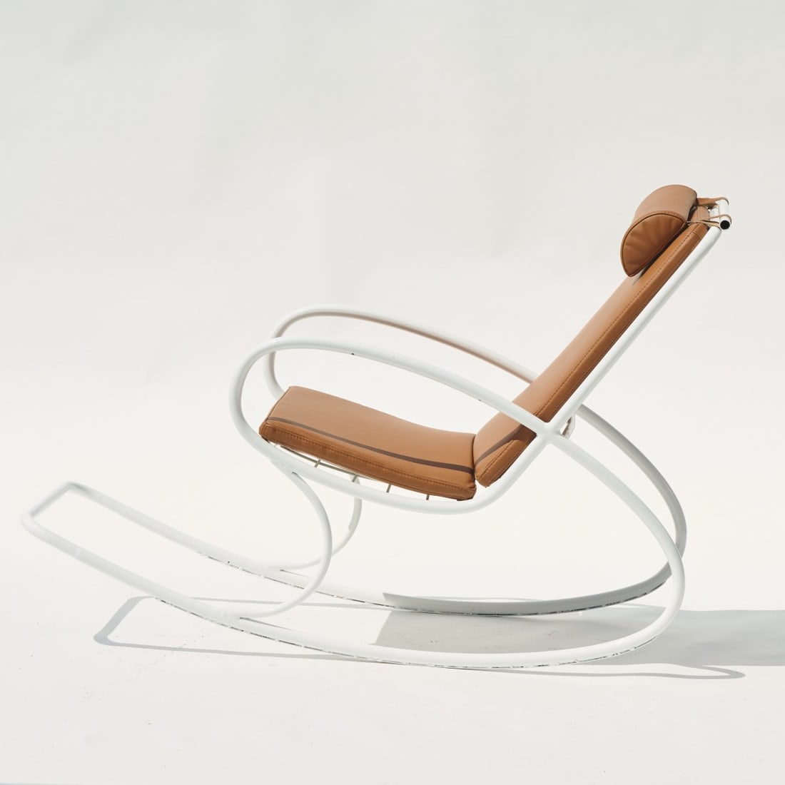 France, Rocking chair, 1970s: H. 90 x 58 x 138 cm. Tubular steel, painted white, brown leather.