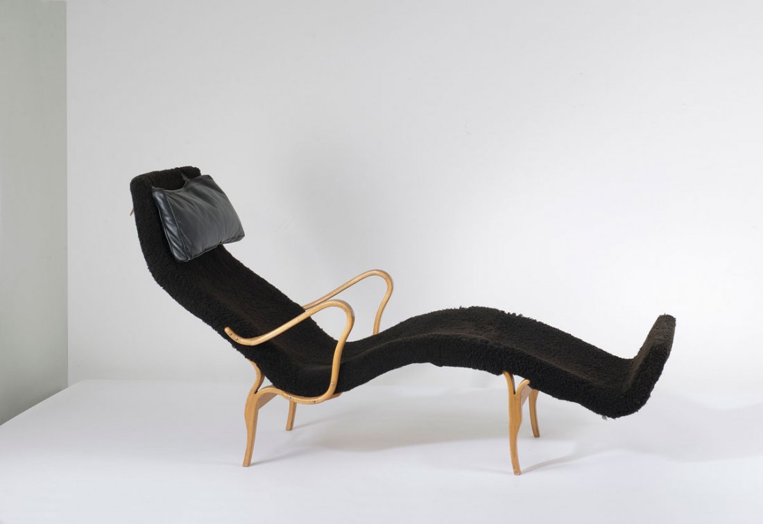 'Pernilla' deck chair: Bruno Mathsson. 'Pernilla' deck chair, designed in 1944. H. 93 x 65 x 172 cm. Made by Karl Mathsson, Vaernamo in 1966. Birch plywood, birchwood, meshwork, black sheep skin, black leather. Marked: 'Fir