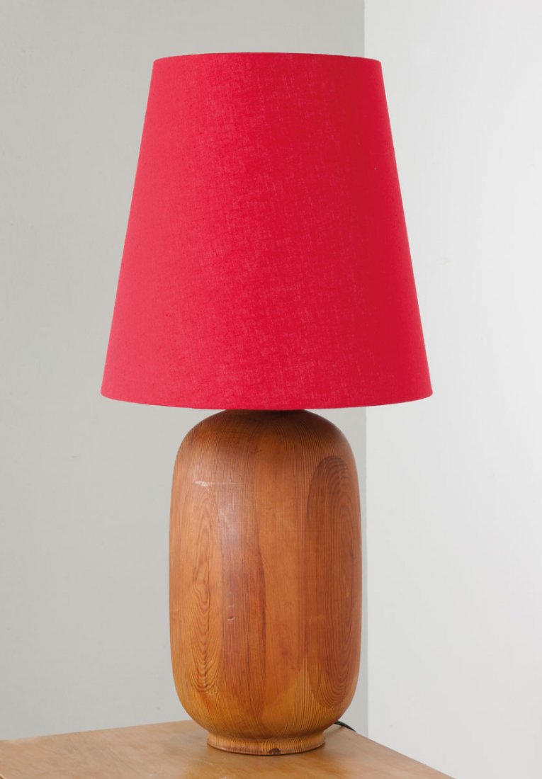 Dyrlund A/S, Rude. Table light: Dyrlund A/S, Rude. Table light, designed in the 1960s. H. 78.5 cm; D. 35 cm. Teak, red plastic shade. Marked: Maker's label.