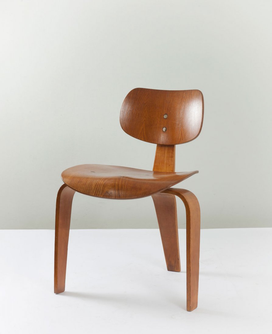 Egon Eiermann. 'SE-42' chair: Egon Eiermann. 'SE-42' chair, designed in 1950. H. 72.5 x 51.5 x 51.5 cm. Made by Wilde & Spieth, Esslingen. Beech plywood, nut veneer. Marked: Maker's label.